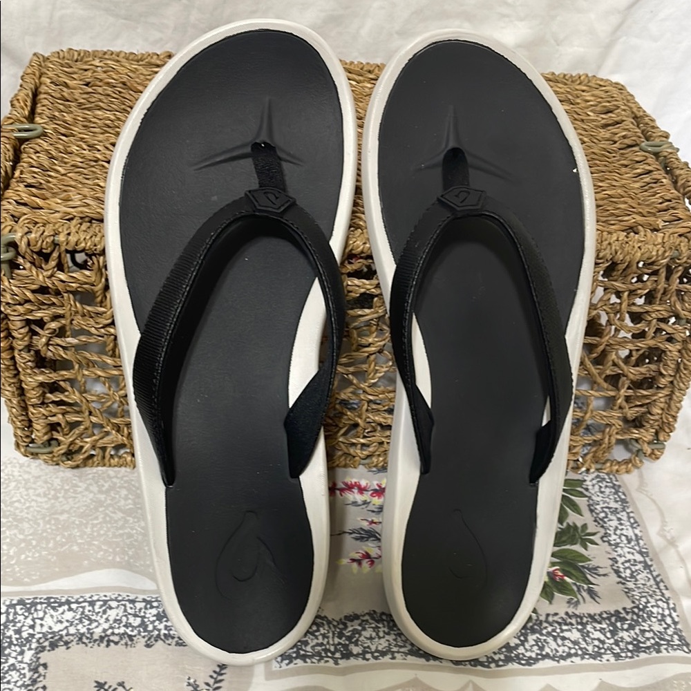 Olukai Women's Black and White Flip Flops Sz 10 NEW
